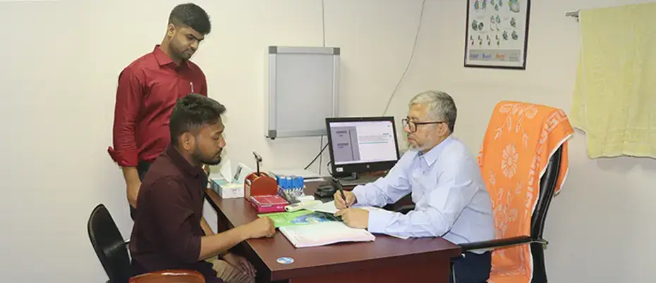 বাংলাদেশের অভিজ্ঞ পাইলস ও কোলোরেক্টাল সার্জন ডাঃ তারিক আখতার খান